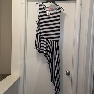 Beautiful Black/White Asymmetrical Top. NWT. 3x